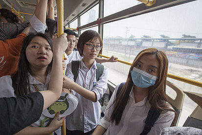 Mädchen sollen ohne Gefahr Bus fahren oder andere öffentliche Verkehrsmittel nutzen können.