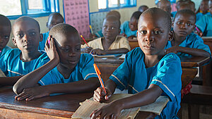 Neue Klassenzimmer in Uganda: Mädchen erhalten bessere Bildung durch das RISING Uganda Projekt und Partnerschaften Mädchen lernen in neuem Klassenzimmer einer Schule in der Eastern Region Uganda, unterstützt durch das RISING Uganda Projekt.