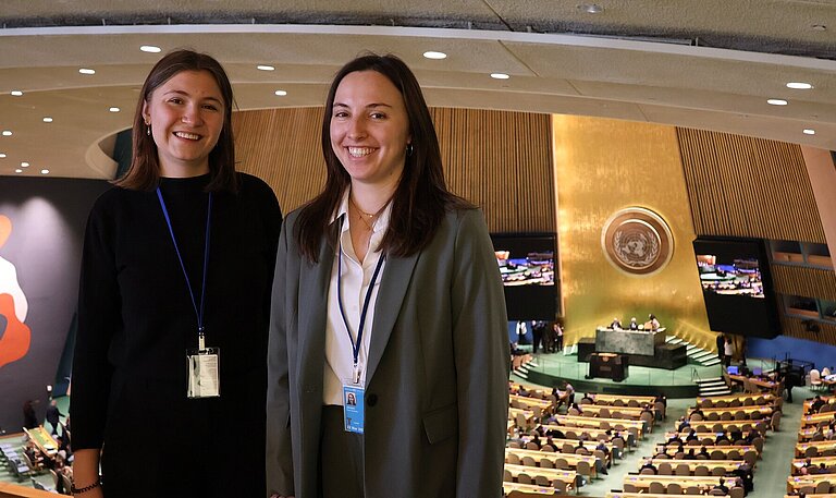 Zwei junge Frauen stehen vor dem Saal der UN-Generalversammlung