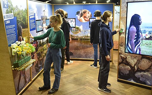 Schulkinder aus München in der Erlebnisausstellung „Mission 2030“