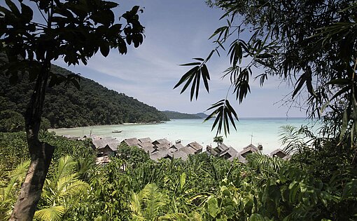 Paradiesisch wirkt das Moken-Dorf auf der Insel Surin in der Andamanensee Paradiesisch wirkt das Moken-Dorf auf der Insel Surin in der Andamanensee
