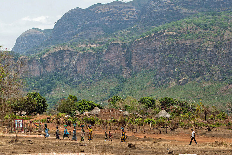 Eine spektakuläre Berglandschaft mit Frauen in Guinea