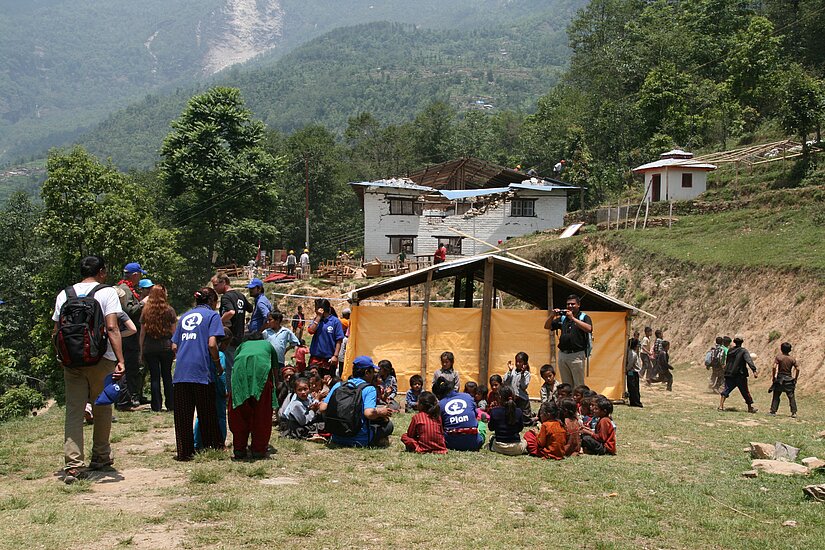 Ein Übergangszelt für Schulkinder in der Gebirgsregion Dolakha. Viele Gebäude, die nicht völlig zerstört sind, drohen jetzt einzustürzen Ein Übergangszelt für Schulkinder in der Gebirgsregion Dolakha. Viele Gebäude, die nicht völlig zerstört sind, drohen jetzt einzustürzen