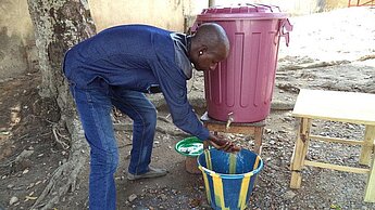 Ebola ist eine der ansteckendsten Krankheiten weltweit. Einfache Maßnahmen wie Händewaschen können aber eine Ansteckung vermeiden und die Ausbreitung verhindern.