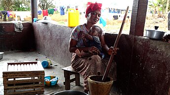 Bendu Kamara erhielt von Plan ein Darlehen, um ihr Fischgeschäft neu zu eröffnen. © Plan Bendu Kamara erhielt von Plan ein Darlehen, um ihr Fischgeschäft neu zu eröffnen. © Plan