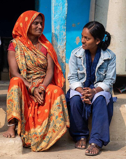 Ashiya mit ihrer Mutter vor ihrem Laden