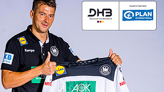 Plan verlost unterschriebene DHB-Trikots (© Plan International / Sascha Klahn)