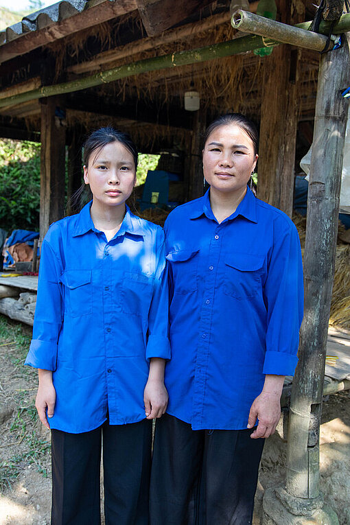 Ein vietnamesisches Mädchen und eine vietnamesische Frau stehen nebeneinander
