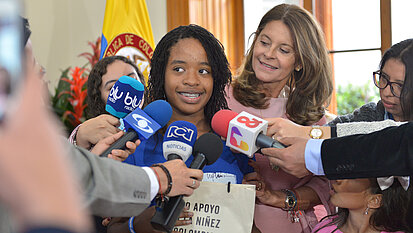 Mädchen wollen politisch teilhaben können, wie Lorena aus Kolumbien, die zum Welt-Mädchentag das Amt der Vizepräsidentin, Marta Lucía Ramírez, übernahm. © Plan International