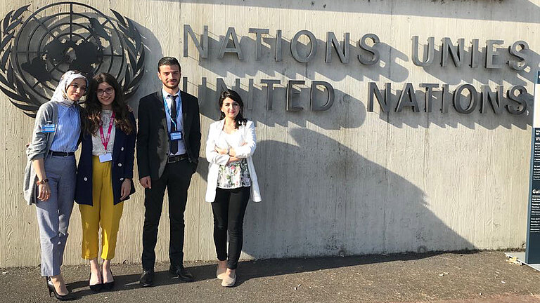 4 Youth Advocates vor dem UNHCR. 