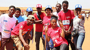 Jugendliche engagieren sich für ihre Gemeinschaft bei Aktionstag in Malawi Gruppe junger Menschen nimmt an einer Aufräumaktion oder Sensibilisierungskampagne in Malawi teil