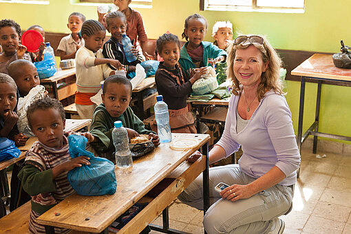 Maron Kracht zu Besuch in Schulklasse in Lalibela