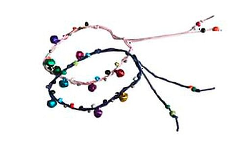 10111 Freundschaftsarmbänder 2 Armbänder aus schwarzer Kordel und rosa Kordel mit eingeknoteten bunten Perlen.