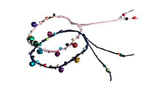 2 Armbänder aus schwarzer Kordel und rosa Kordel mit eingeknoteten bunten Perlen.