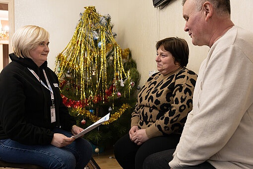 Yuri und Nadia sitzen zusammen mit einer Programmkoordinatorin und tauschen sich aus