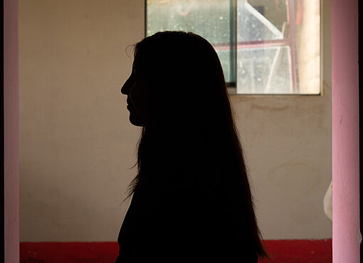Aitana im Haus und ist als dunkle Silhouette im Profil zu erkennen