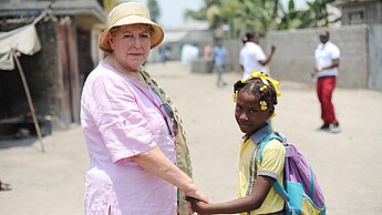 Marie-Luise Marjan Hand in Hand mit ihrem Patenkind, der 7-jährigen Alexis.©Plan