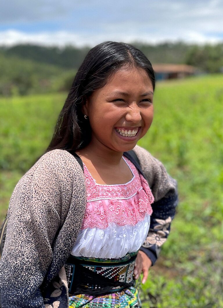 Mädchen lächelnd im Feld in Guatemala