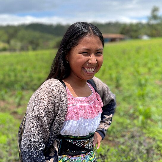 Mädchen lächelnd im Feld in Guatemala