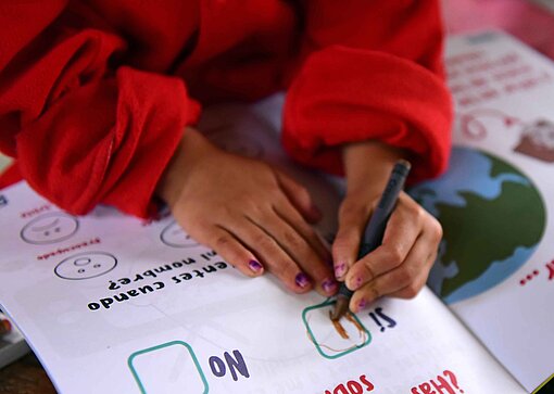 Da es keinen Internetzugang gibt, lernen die Kinder mit schriftlichen Materialien