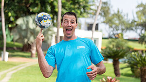 Dominik Klein schenkt dieses Jahr "sinnvoll". Dominik Klein schenkt dieses Jahr "sinnvoll".