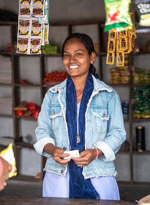 Ashiya ist glücklich, einen eigenen kleinen Laden zu führen