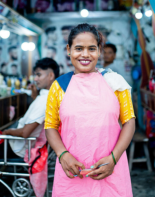 Eine junge Frieurin in Nepal
