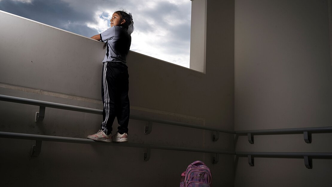 Kind auf einem Balkon stehend