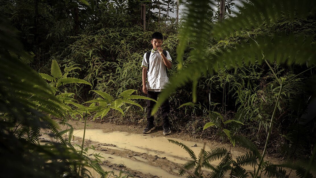 Junge im Wald stehend