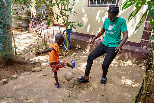 Mutter und Sohn spielen Fußball