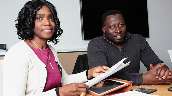 Gwladys Awo, Projektkoordinatorin Change Plus und Sinaré Abdoulaye, Präsident der Moschee "Islamischer Verein Tawba". © Plan International / Ulrike Schmidt