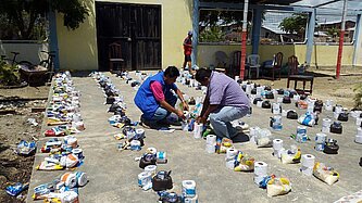 Tausende Menschen wurden obdachlos und sind nun auf die Versorgung mit Nahrungsmitteln und Wasser angewiesen. © Plan