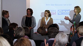 Protagonistinnen des Abends von links nach rechts: Berti Kamps, hielt einen Vortrag über eine Reise durch Bhutan, Nicole Dembowski und Petra Menting, Mitarbeiterinnen der Volksbank Schermbek, Kerstin Straub, Leiterin Kommunikation Plan International Deut