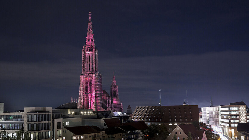 In Ulm erstrahlte am Abend des 11. Oktober der Ulmer Münster in einem kräftigem Pink. © Plan International