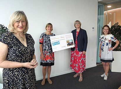 Symbolische Scheckübergabe (v.l.n.r.): Manuela Rousseau (Beiersdorf AG), Maike Röttger, Martina Pampus (Managerinnen OWL) und Christiane Gräfin Matuschka (FidAR). ©Plan International