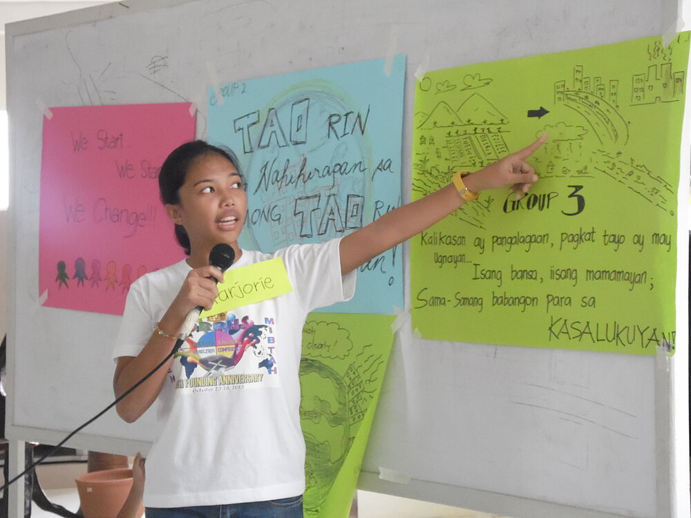 Junge Frau präsentiert Umweltprojekt während eines Workshops zum Klimaschutz auf den Philippinen