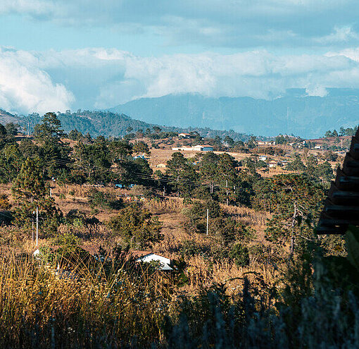 Berglandschaft mit vereinzelten einfachen Häusern in Guatemala 
