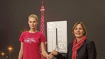 Maike Röttger, Plan-Geschäftsführerin, stand Toni Garrn zur Seite, als diese den Hebel betätigte und damit den Funkturm in Berlin pink anstrahlen ließ. 
