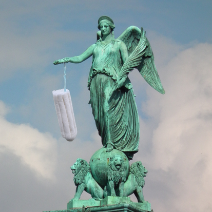 Am Arm der Concordia Statue in Stuttgart hängt ein riesiger Tampon