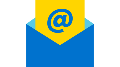 Ein gelber Brief mit blauem @-Zeichen steckt in einem geöffneten blauen Umschlag