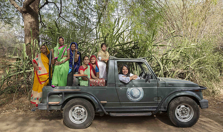 Das Team von Dhonk in Indien mit Dyvia Khandal am Steuer