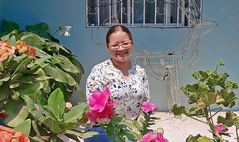 Ein Frau zwischen Rosen