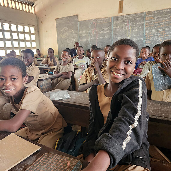 Kinder sitzen in einem Klassenraum
