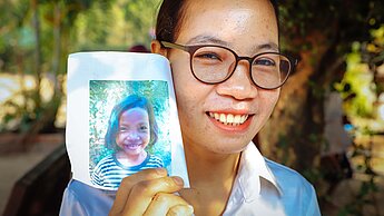 Die Kambodschanerin Tort Hory (25) war bis 2013 Plan-Patenkind – und arbeitet heute als Lehrerin. © Hartmut Schwarzbach/argus