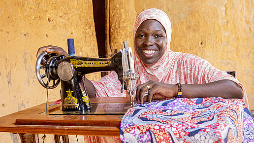 Die 17-jährige Saratou näht Kleider bei Workshops bei ihr zuhause.