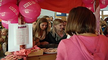 Der Andrang am Stand ist groß: Schülerinnen und Schüler verkaufen Kuchen & Kese, belegte Brote und Götterspeise (© Montessori-Schule Unterneukirchen)