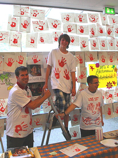 Aktion Rote Hand in der Wilhelm Wagener Schule - gegen den Einsatz von Kindersoldaten