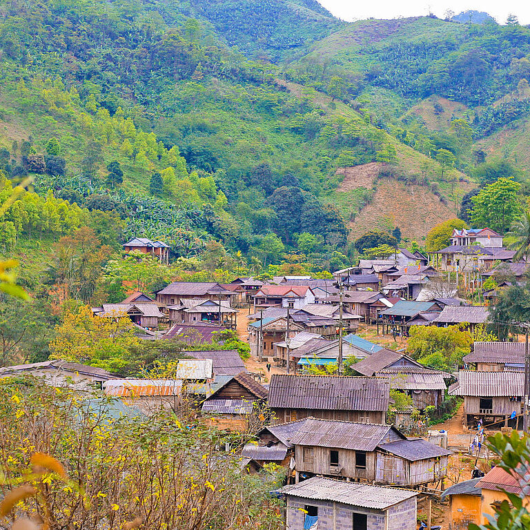 In einem tief eingeschnittenen Tal in den grün bewaldeten Bergen von Zentral-Vietnam liegt ein kleines Dorf mit zum Teil traditionellen Häusern der ethnischen Minderheit Bru Van Kieu, Provinz Quang Tri