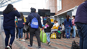 Geflüchtete Familien erhalten Unterstützung in einem Aufnahmezentrum Geflüchtete Familien warten in einem Aufnahmezentrum in Zentralamerika auf humanitäre Hilfe und Beratung