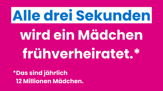 Pinke Informationsgrafik von Plan International zum Welt-Mädchentag. In blauen und weißen Buchstaben steht: ‚Alle drei Sekunden wird ein Mädchen frühverheiratet.‘ Darunter: ‚Das sind jährlich 12 Millionen Mädchen.‘ Unten rechts das Logo vom Welt-Mädchentag mit Plan International. Kleine Quellenangabe: UNICEF (2024). Child marriage. UNICEF Data.
